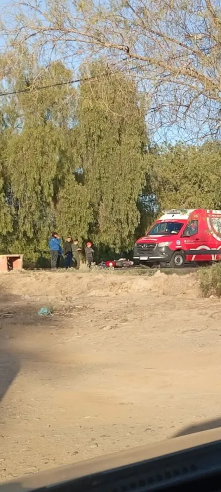 Un aparatoso choque frontal entre dos motos en Ruta 20 dejó a dos heridos. 