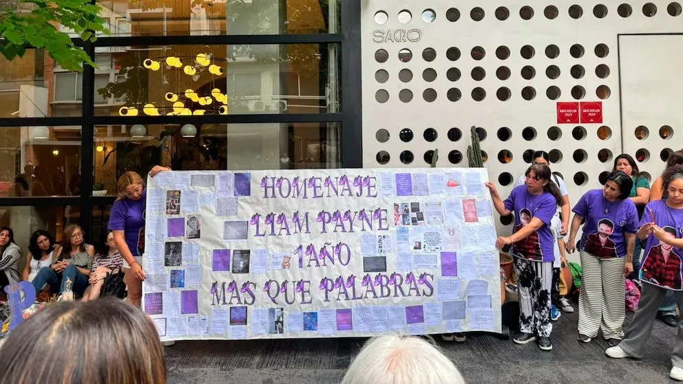 En honor al cantante, las fans se organizaron para llevar una gigantografía de Liam.