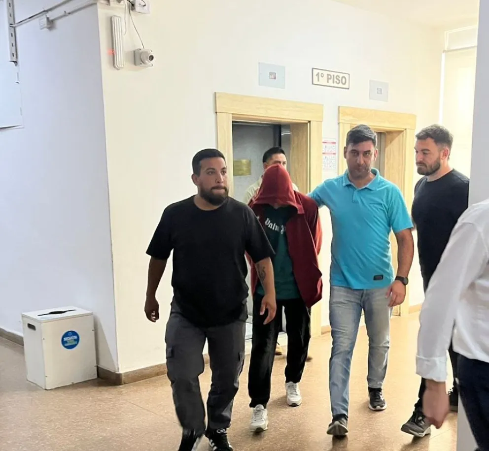 Momento en el que Gabriel Orustizabal, el octavo sospechoso por la muerte de Emir Barboza, en el barrio Valle Grande, Rawson, llegó a tribunales y se entregó. Foto 0264Noticias.