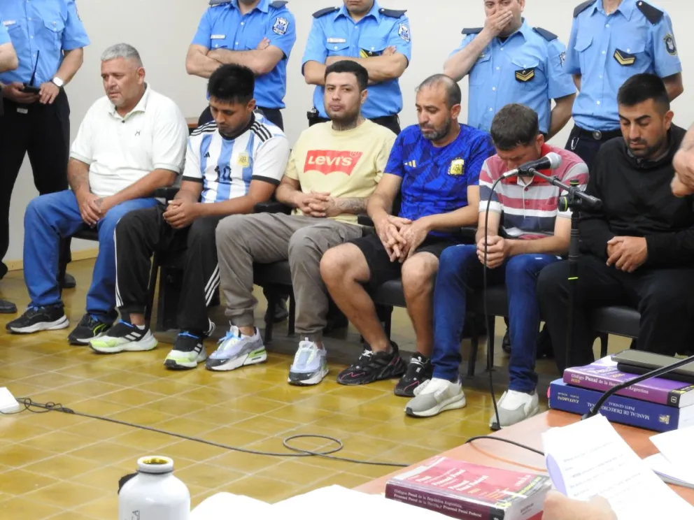 De izquierda a derecha: Cristian Guajardo, Alan Iván Bazán, Gonzalo José Santander, Dante Emanuel Carrizo, Hernán Ariel Carrizo, y Jonathan Javier Carrizo. Foto 0264Noticias.