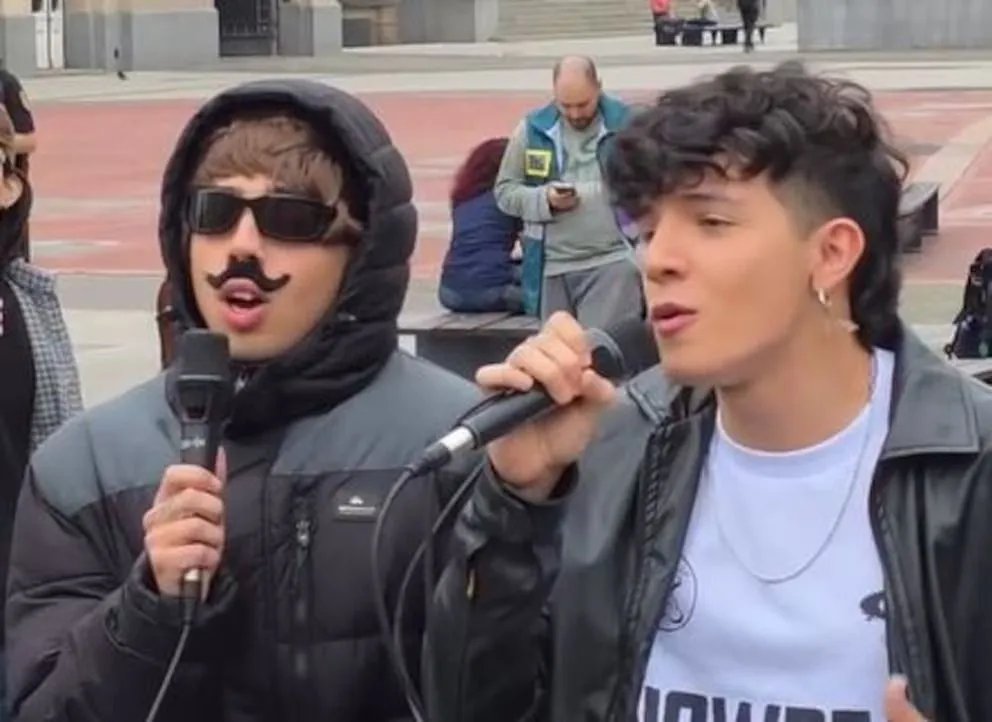 El inesperado gesto de Luck Ra con Nico Behringer, el ganador de La Voz: bigote falso y música callejera.