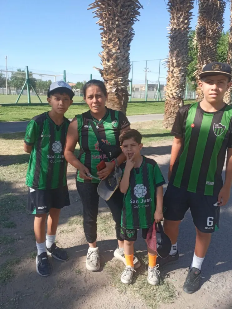 Estela junto a sus hijos en este Día de la Madre alentando a San Martín. Fotos y video 0264Noticias.
