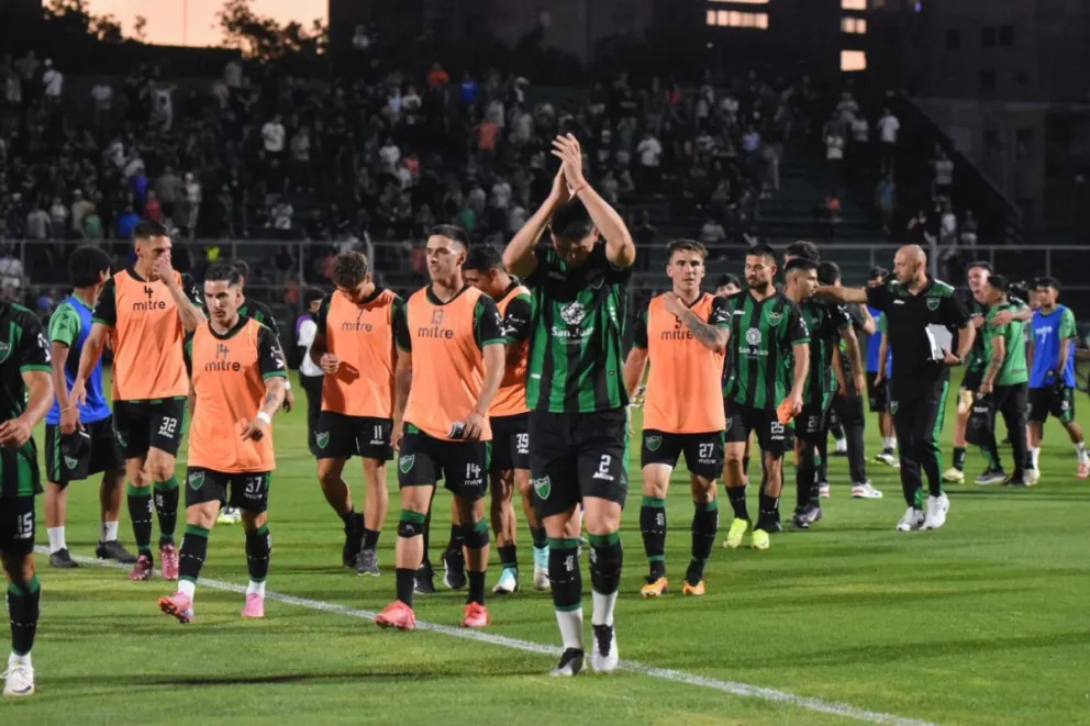 Los jugadores de San Martín tras finalizar el partido ante Independiente. Foto 0264Noticias.