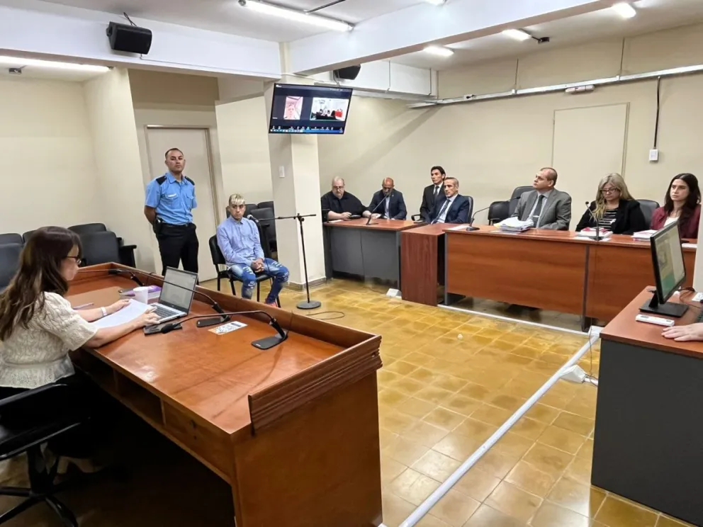 Axel Muñoz, en el centro de la imagen. A la izquierda, la jueza Carolina Parra. (FOTO: 0264 NOTICIAS)