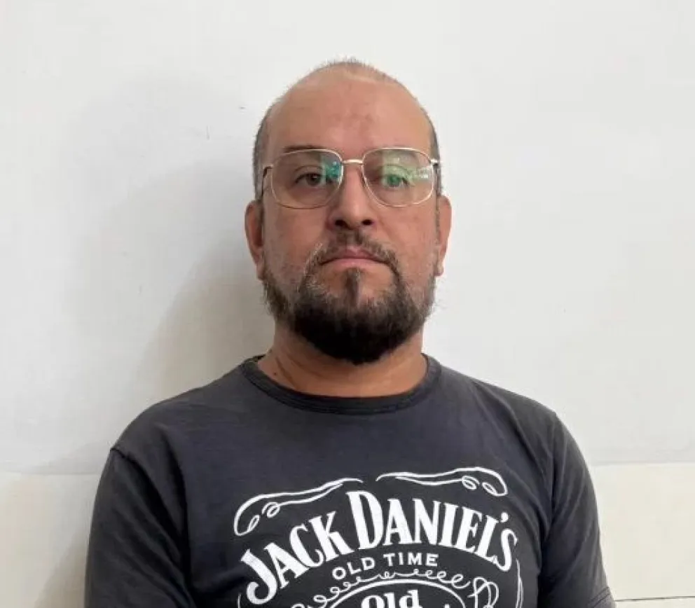 El es Armando Acosta, pastor que fue denunciado por amenazar con un arma de fuego a varias personas que se encontraban en el lugar.