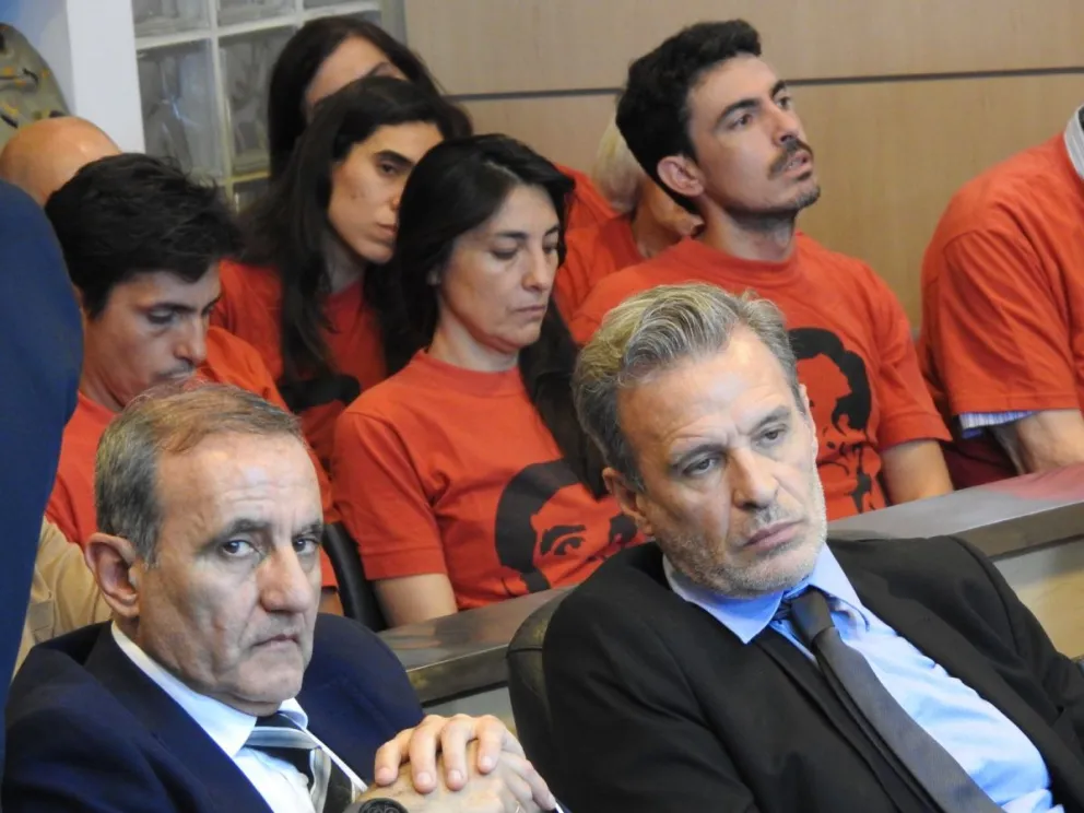 Gonzalo Tellechea, primero desde la izquierda, y Mariana Tellechea, en el centro, esperando el veredicto. Foto 0264Noticias.