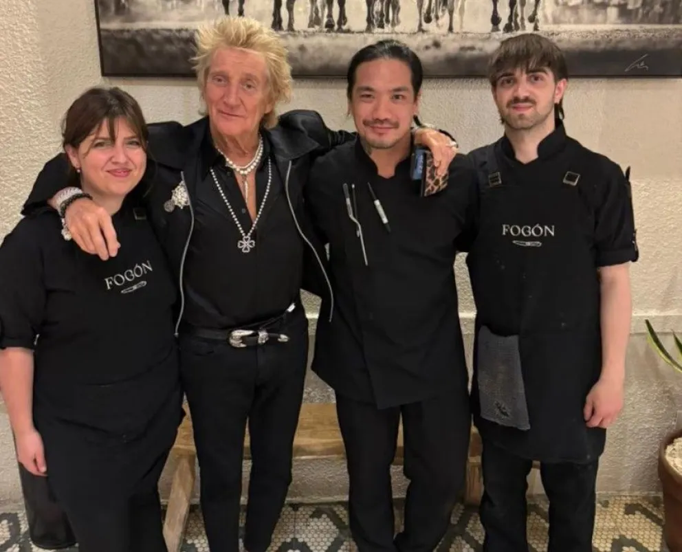 Buena onda. Rod Stewart y el personal que lo sirvió en 'El fogón'.