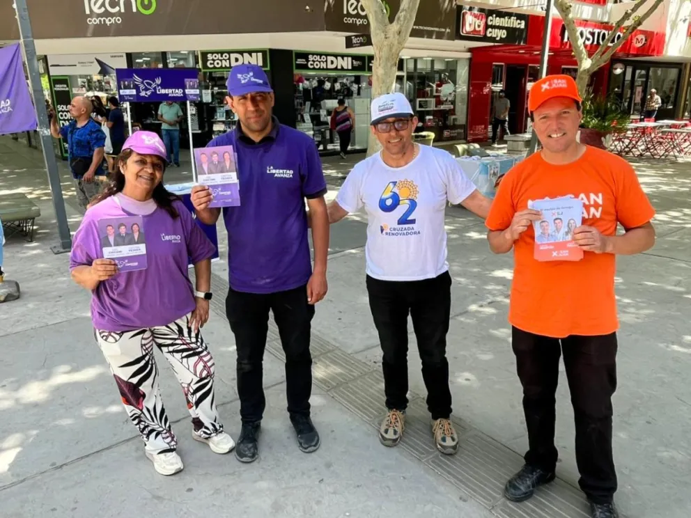 En el cruce de las peatonales coincidieron varios partidos y frentes electorales con la entrega de panfletos.
