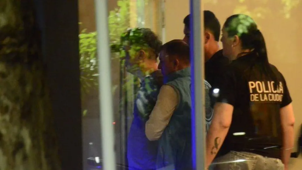 La pareja de la cantante quedó detenida. 