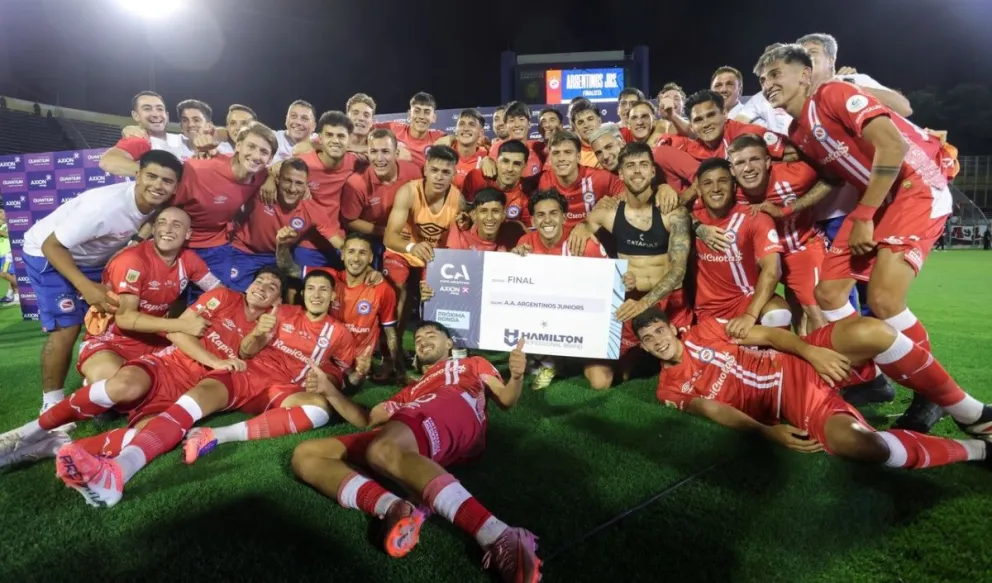 Los jugadores de Argentinos Junior festejando el pase a la final de la Copa Argentina. 
