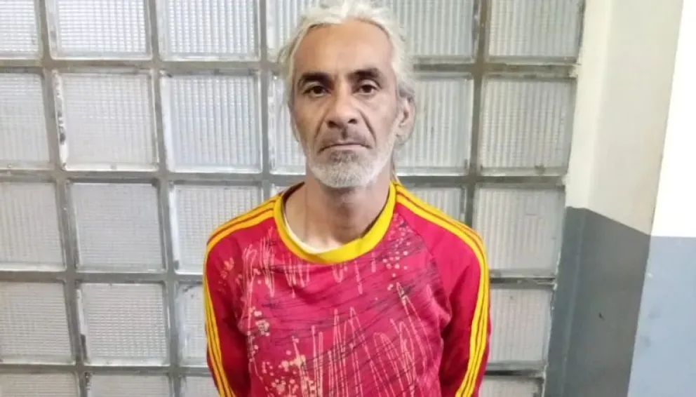 El hombre que fue detenido luego de robar una batería de un auto que estaba estacionado en la vía pública en Santa Lucía.