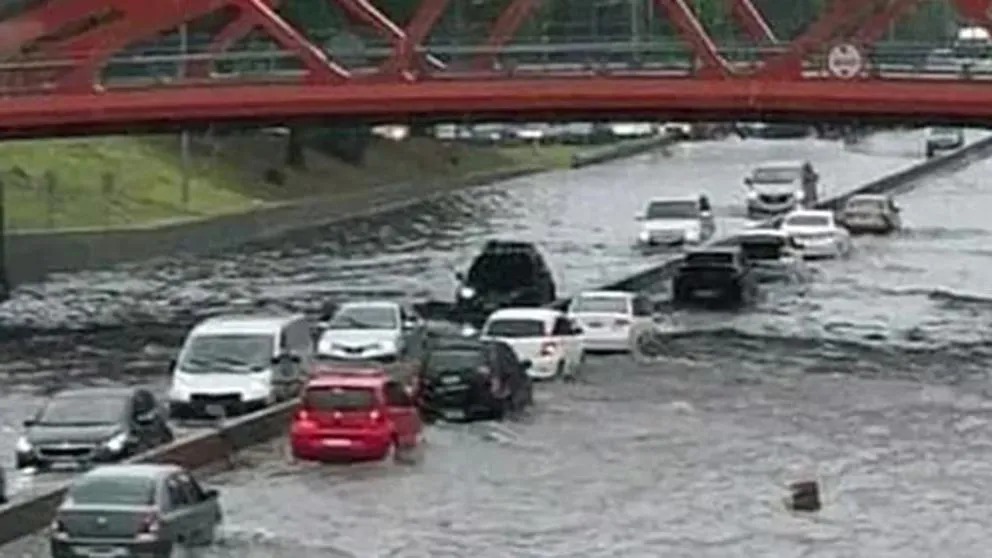 La avenida General Paz, perjudicada por las fuertes precipitaciones.