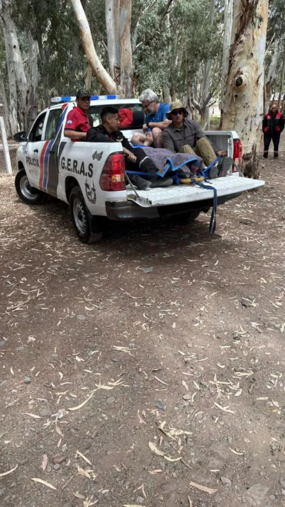 La camioneta que fue parte del operativo y donde se trasladó a la víctima tras sufrir una fractura en la zona del Club de Kayak.