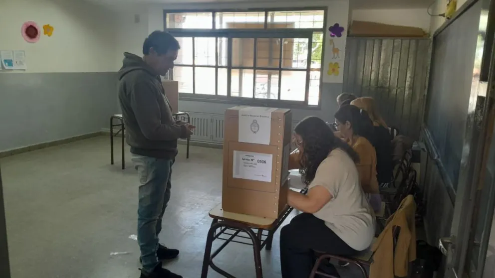 Antes de abrir las mesas, en la escuela Juan Pestalozzi se registraban colas.