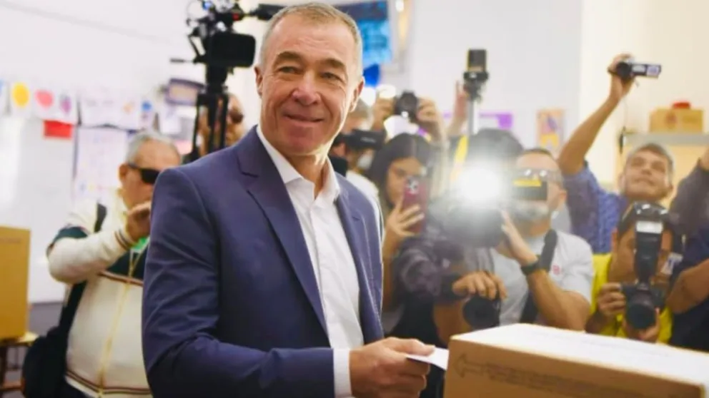 El vicegobernador votó en la escuela Provincia de Mendoza. 