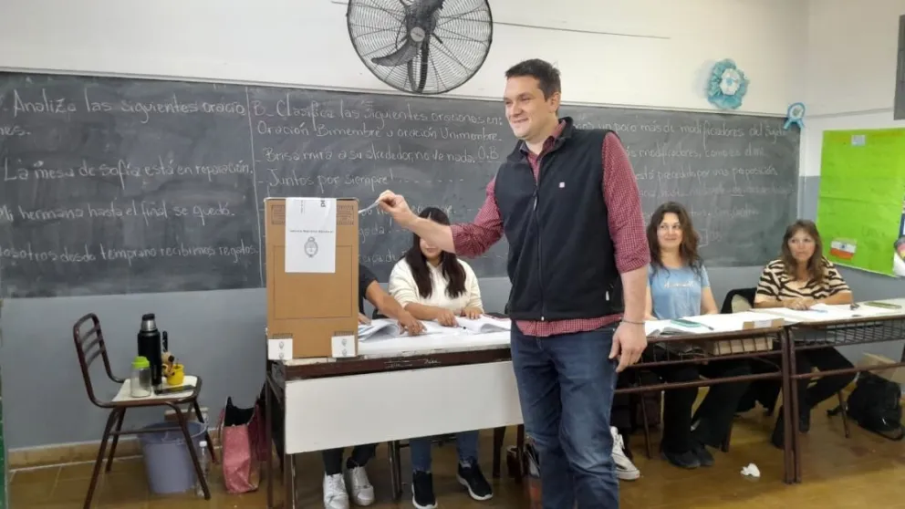 Chiconi votó en la Escuela Mariano Necochea