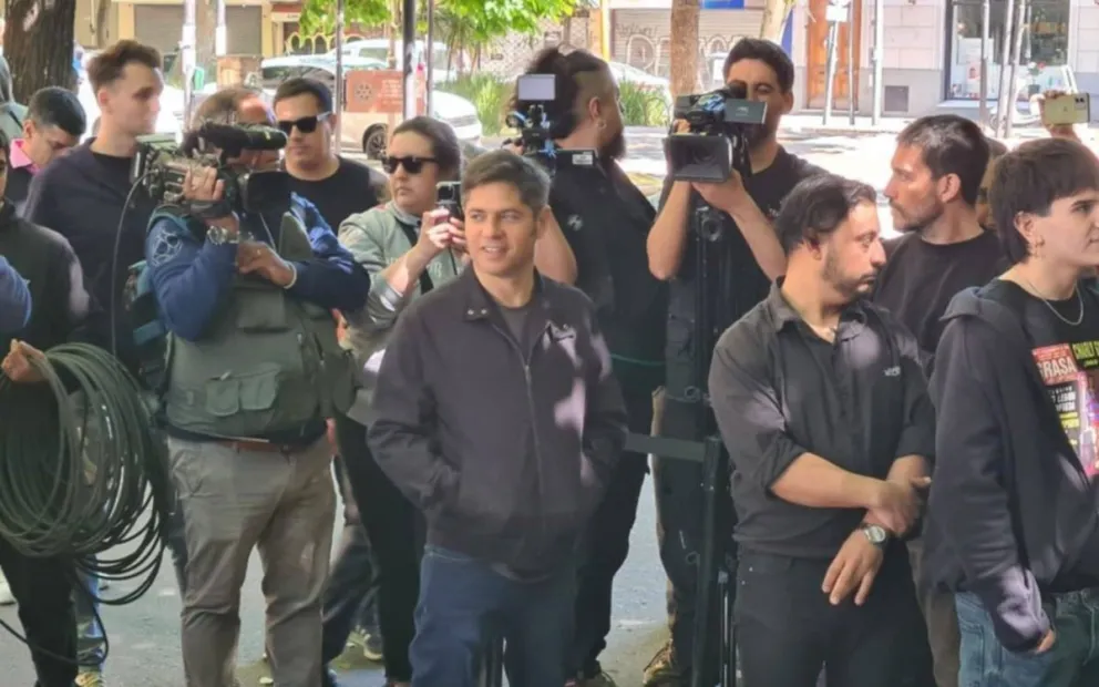 Así llegaba Axel Kicillof a votar en la Escuela Superior de Sanidad "Floreal Ferrara"