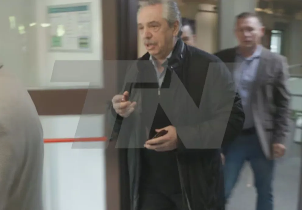 Alberto Fernández salió a las apuradas del centro de votación y solo dejó una frase a la prensa. Foto gentileza