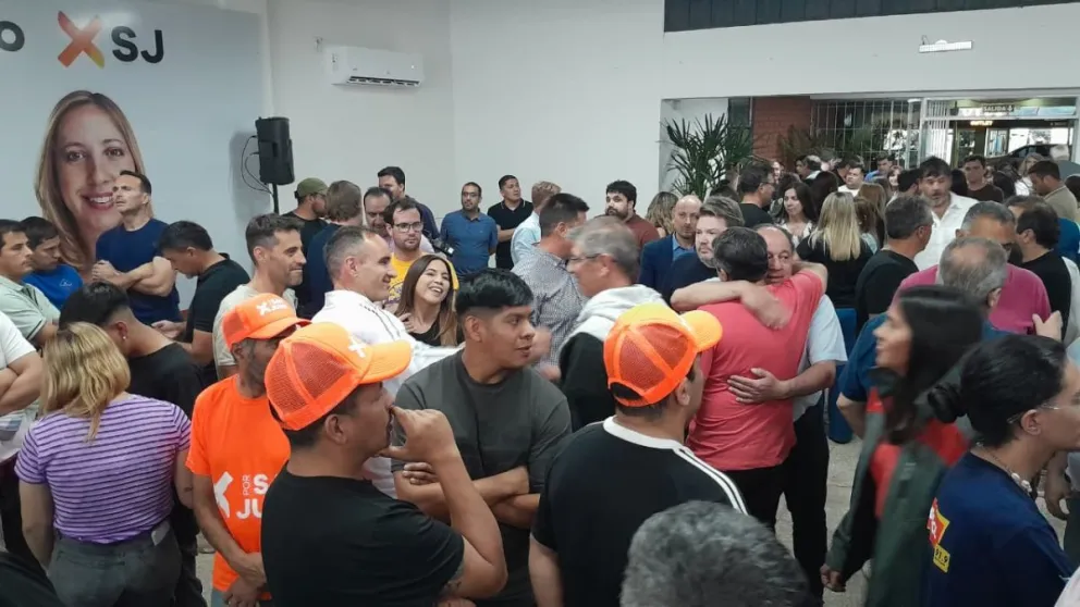 Mensaje. A eso de las 9.20, Orrego salió a hablar ante los militantes, acompañado de los candidatos Fabián Martín, Laura Palma y Federico Rizo.