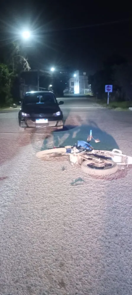 Un motociclista fue hospitalizado tras impactar con un auto en Rivadavia. 