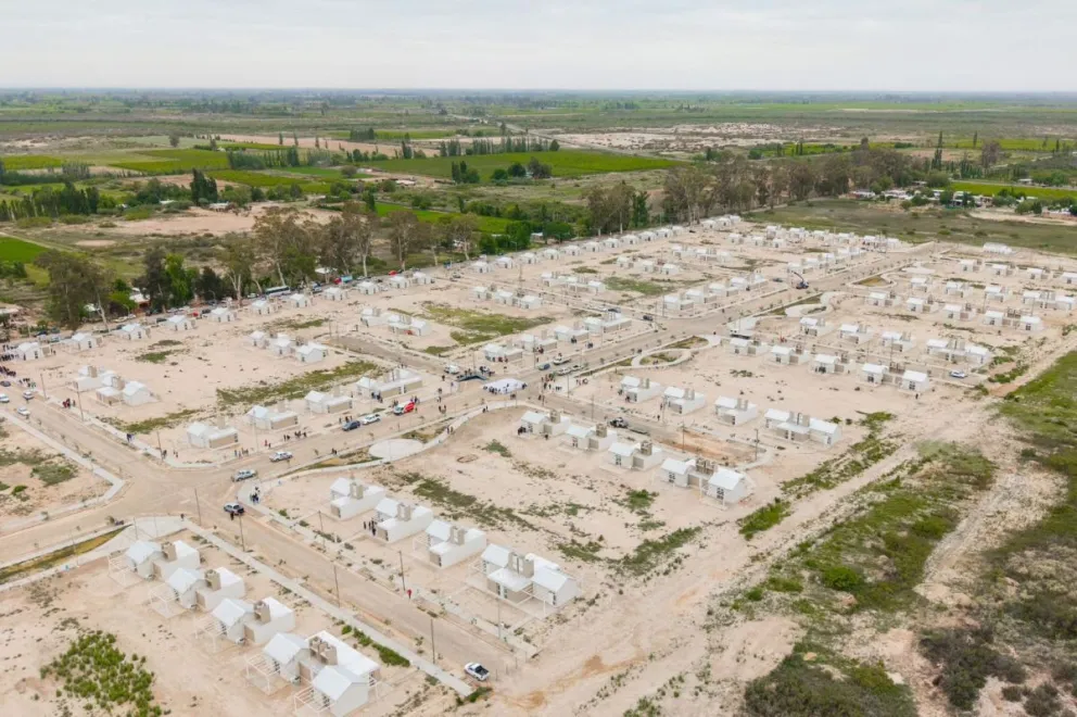 Este lunes el Ejecutivo entregó 135 casas en 9 de Julio. 
