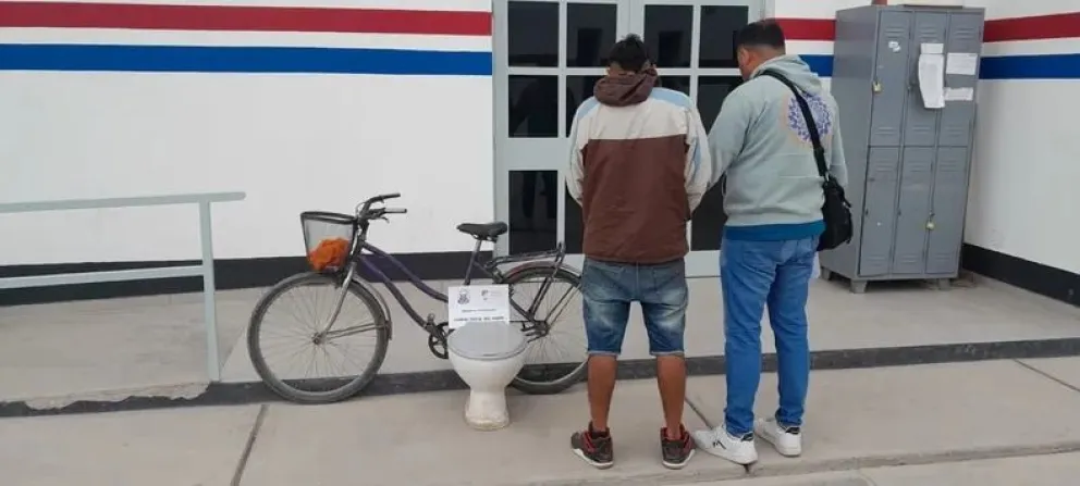 Detuvieron a un ladrón que llevaba un inodoro en bicicleta. 