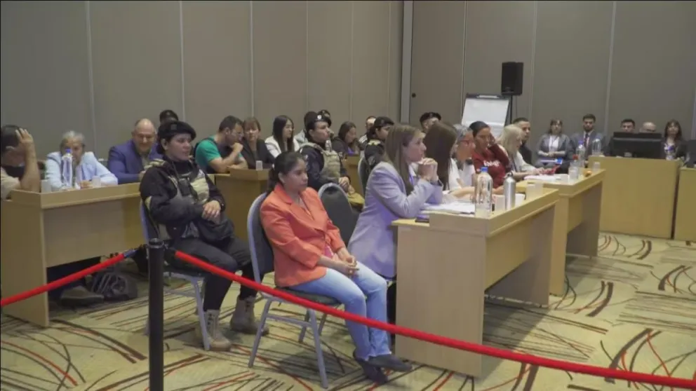 Los Sena, al fondo de la sala, acompañados por sus abogados