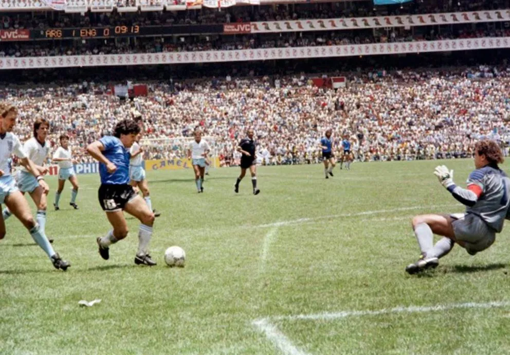 El reverso de la moneda exhibe la trayectoria del gol de 1986 convertido por Maradona ante Inglaterra (Conmebol).