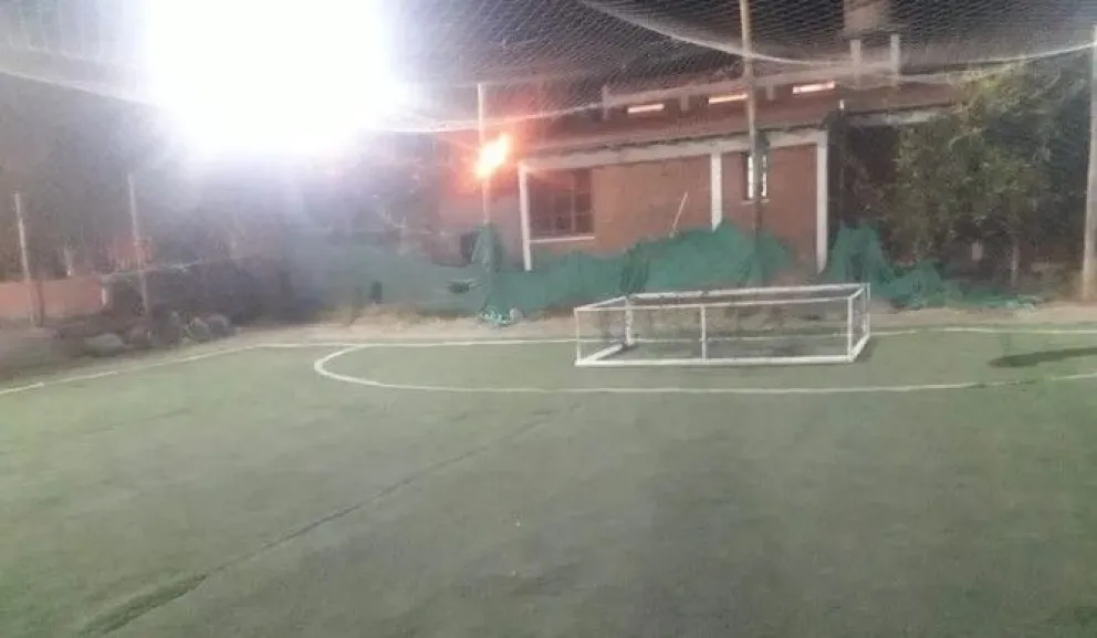 Antecedente. El arco caído, en la cancha de fútbol ubicada en Barreal, que derivó en la muerte de Hilario Uriel Uribe, de 4 años.