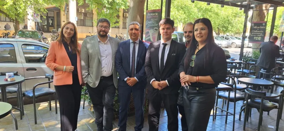 Listado. De izquierda a derecha, la concejal de Capital, Mónica Lobos, el también concejal, Mariano Domínguez, el apoderado de la lista, José Salinas, el vocal del Foro, Adrián Miranda, y Carolina Correa, presidenta del Concejo Deliberante de Rivadavia.