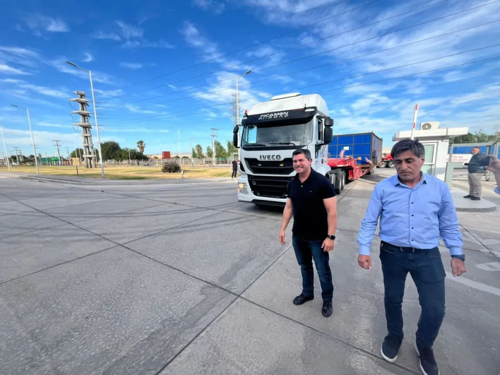 Recepción. El gobernador Marcelo Orrego, en la sede del EPSE, en el arribo de la laminadora de paneles solares.
