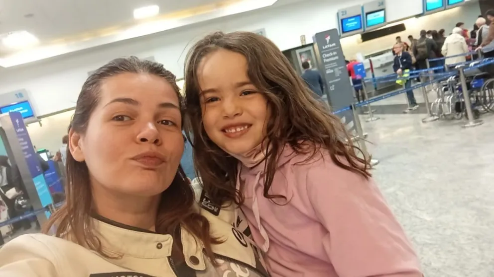 Micaela junto a su mamá. La pequeña sanjuanina fue diagnosticada con un tumor en el tronco encefálico, tuvo una recuperación “milagrosa” y ya está en San Juan.