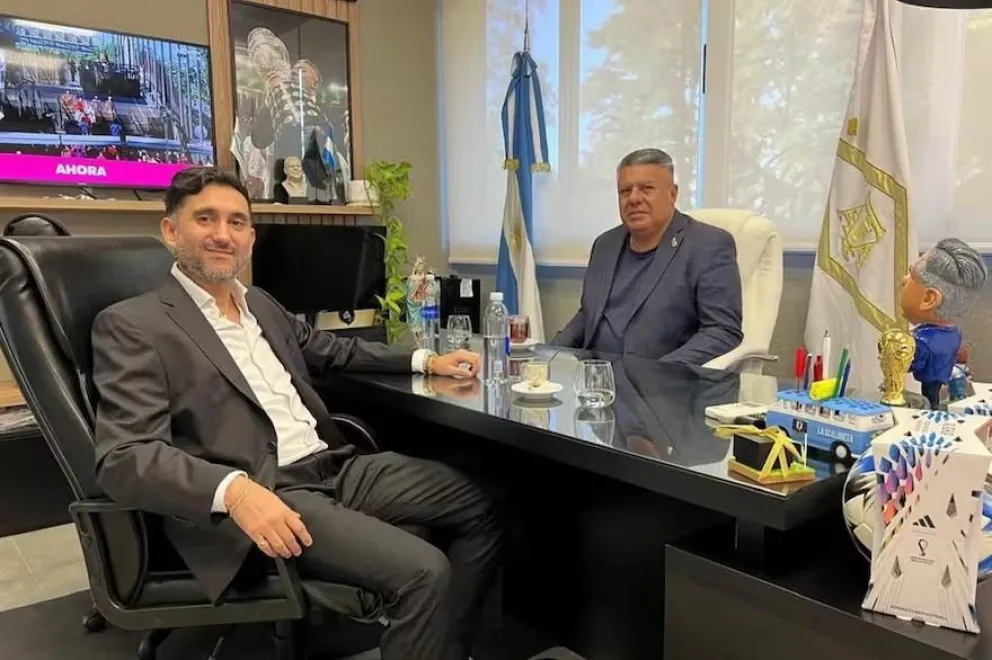 Chiqui Tapia junto a Ariel Vallejo, dueño de Sur Finanzas.