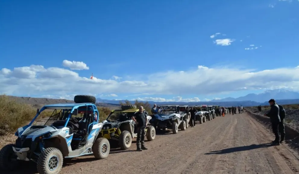 Identificaron y denunciaron a los 16 turistas que dañaron con sus vehículos La Pampa del Leoncito: “Son un grupo de inadaptados”. 