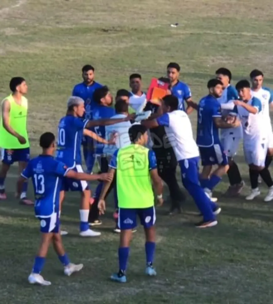 Jugadores de Unión y Marquesado terminaron el partido entre empujones, insultos y piñas. 