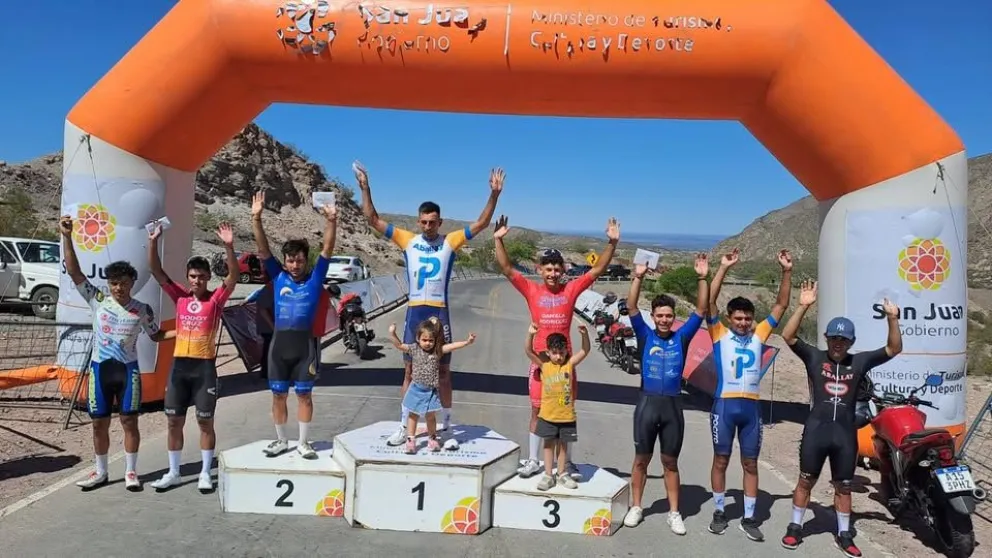 Gerardo Tivani (en el medio) junto a los ciclistas que lo acompañaron en el podio.