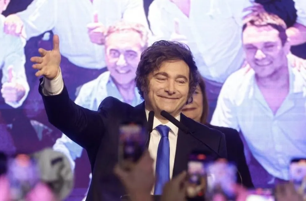 Felicidad, Javier Milei, el día del triunfo en las legislativas. Atrás, el diputado electo por San Juan, Abel Chiconi.