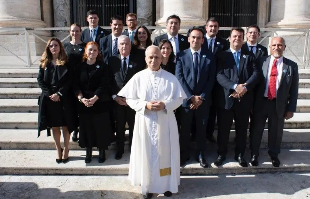 De cerca. El papa León XIV, junto a l.os legisladores argentinos que lo visitaron la semana pasada, entre ellos el sanjuanino Bruno Olivera (atrás, a la izquierda de la imagen)