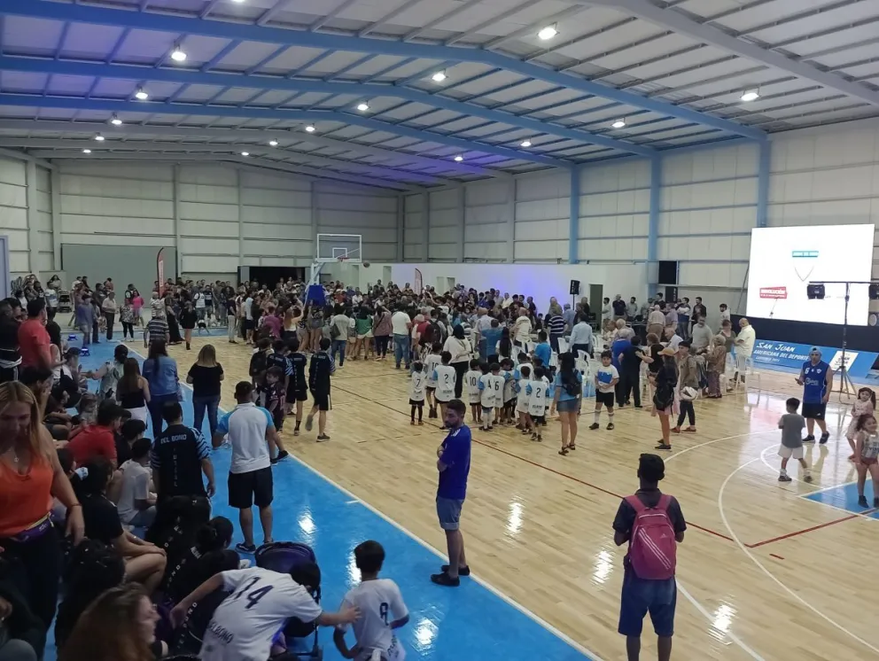 Presencia. El club Del Bono inauguró en diciembre de 2023 su polideportivo. En el torneo Clausura de básquet, venía teniendo un gran nivel, pero quedó fuera de los Playoffs por una deuda de 1,3 millones de pesos con la Federación.