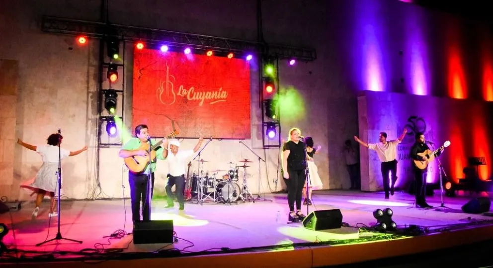 La Cuyanía celebra su 5ª edición con dos noches de música, feria y gastronomía regional. 