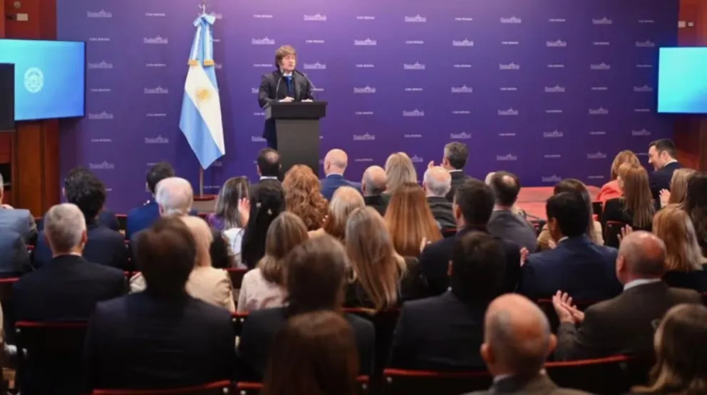 Milei llegó a Miami: hablará en un foro global y participará de una gala conservadora en Palm Beach. 