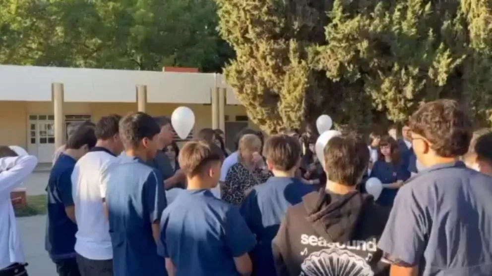 Compañeros, docentes y parte de la comunidad educativa se reunieron para realizar un emotivo homenaje al nene que murió aplastado por un arco.