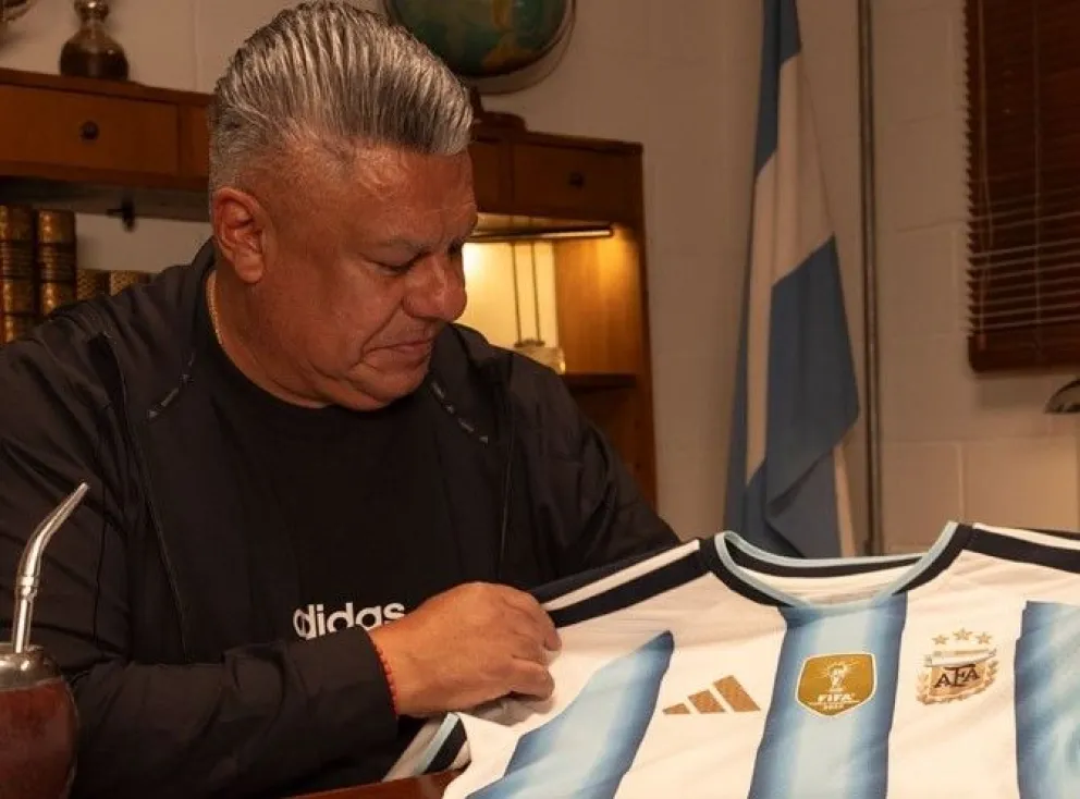 Chiqui Tapia y la nueva camiseta de la selección.