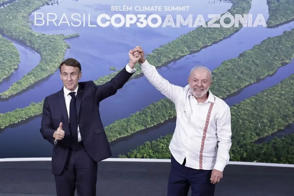 Luiz Inácio Lula da Silva (d), junto al presidente de Francia, Emmanuel Macron, en la apertura de la cumbre COP30, en Belém (Brasil).