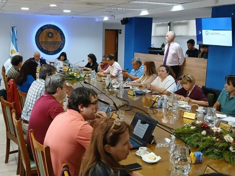 Durante la sesión, el rector Tadeo Berenguer señaló que el radiotelescopio chino–argentino sigue sin definiciones formales y confirmó que cuatro contenedores con piezas clave permanecen retenidos en el Puerto de Buenos Aires.