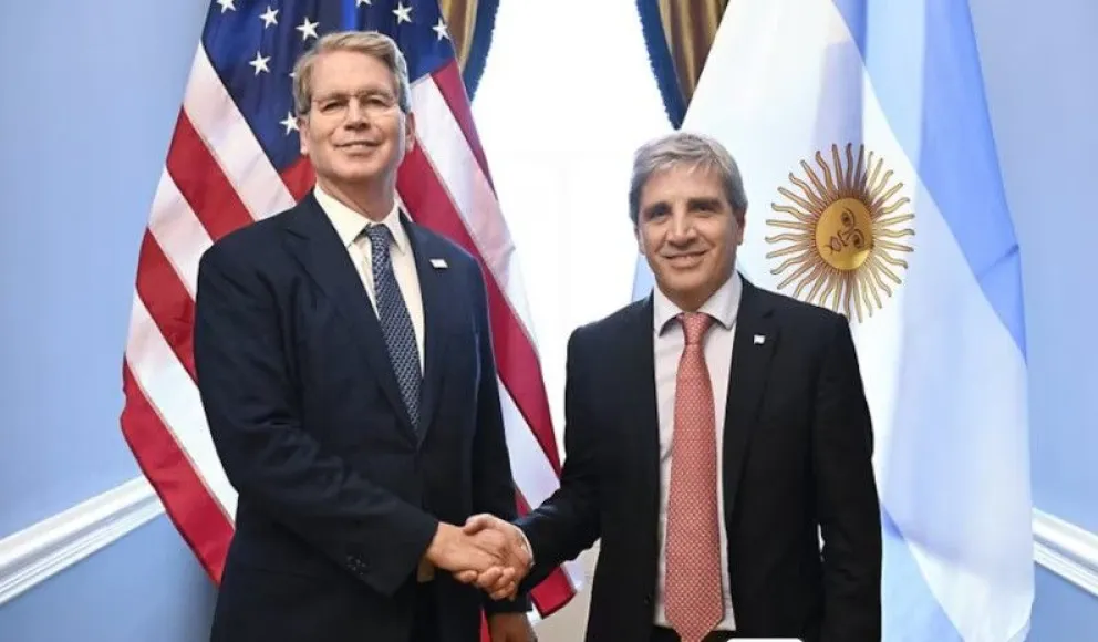 Scott Bessent, secretario del Tesoro de Estados Unidos, y el ministro de Economía de Argentina, Luis Caputo.