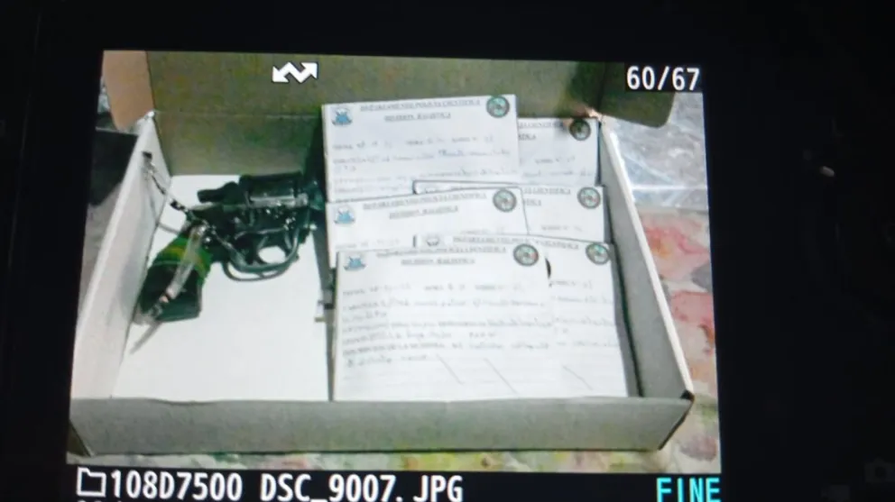 Una de las armas secuestradas en el operativo.