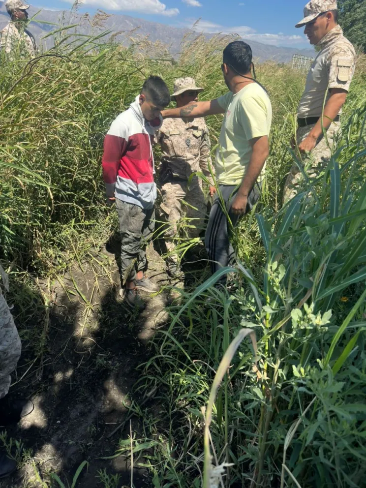 En el lugar del hecho se encontró una gorra blanca y negra que habría pertenecido al agresor, junto con una hoja de cuchillo tipo carnicero y abundantes manchas de sangre.