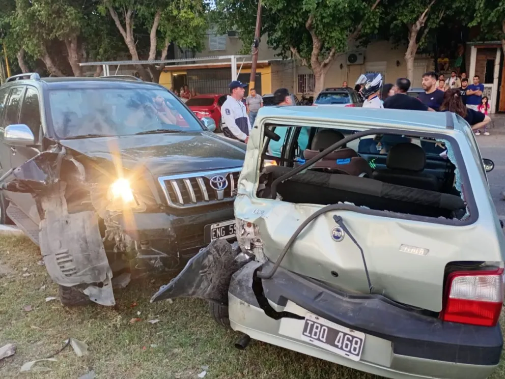 Una camioneta perdió el control y chocó un auto que una familia había dejado estacionado.