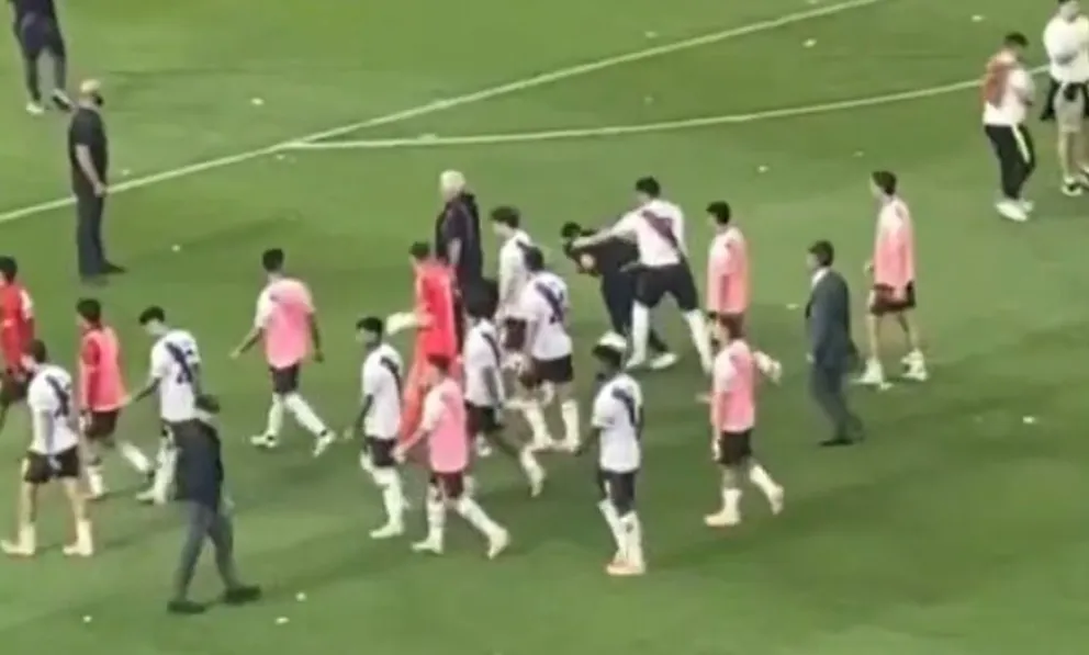 Maxi Salas golpeó a un hombre que estaba filmando a los jugadores de River tras la derrota en el Superclásico.